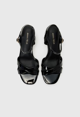 Sandalias de tacón negras.