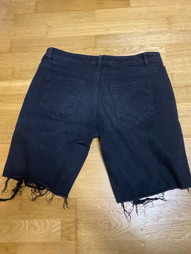 Pantalones cortos negros rotos