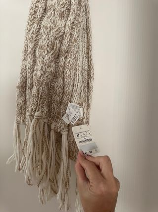 Bufanda Stradivarius beige con flecos