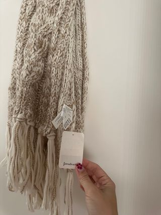 Bufanda Stradivarius beige con flecos