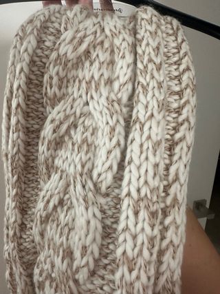 Bufanda Stradivarius beige con flecos