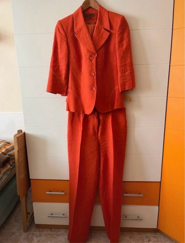 Traje rojo anaranjado de lino