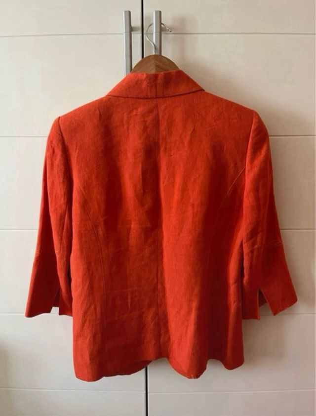 Traje rojo anaranjado de lino