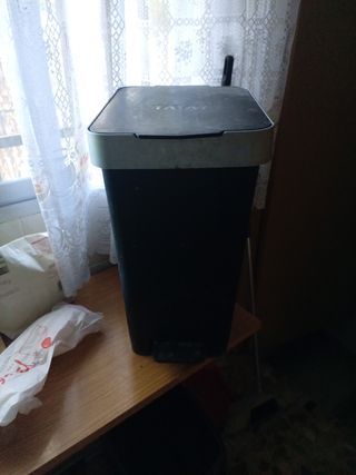 Cubo de basura Tatay negro y gris