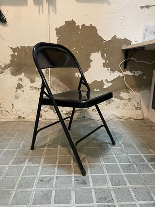 Silla plegable de metal negra