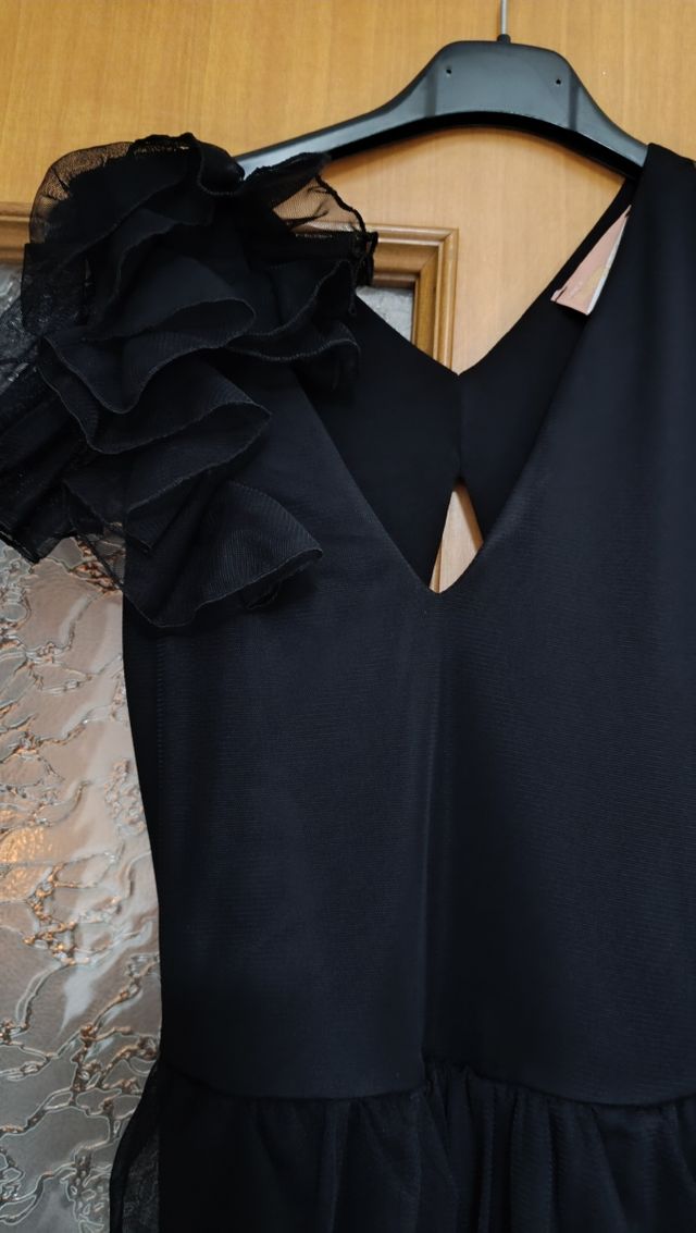 Abito nero lungo con dettaglio floreale