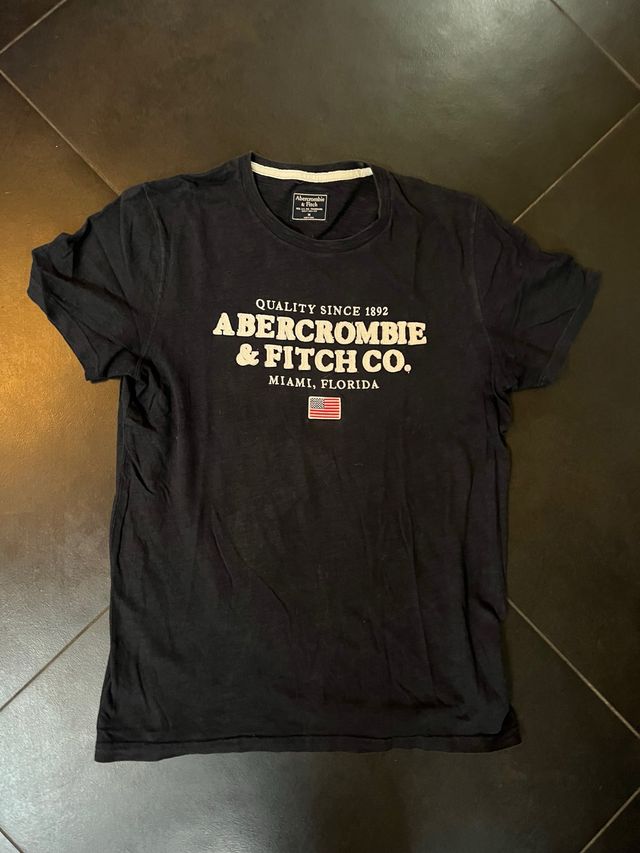 T-shirt Abercrombie & Fitch nera taglia M