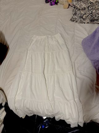 Falda larga blanca de volantes