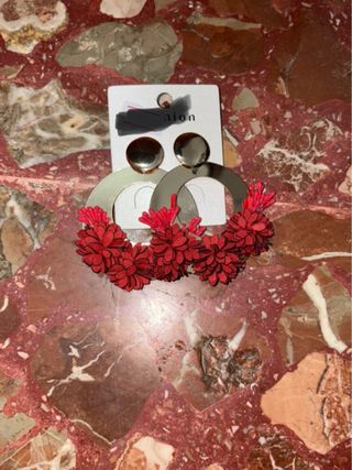 Pendientes flamencos dorados con flores rojas
