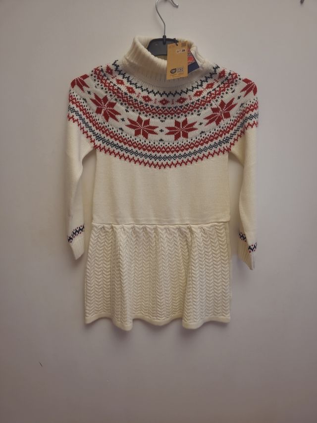 Vestido de punto con cuello alto y estampado.