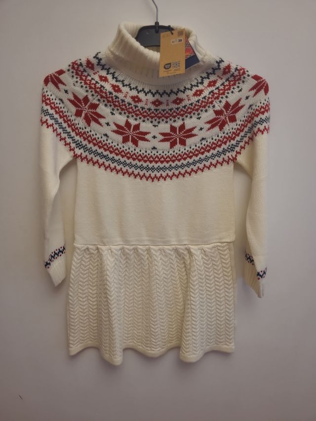 Vestido de punto con cuello alto y estampado.