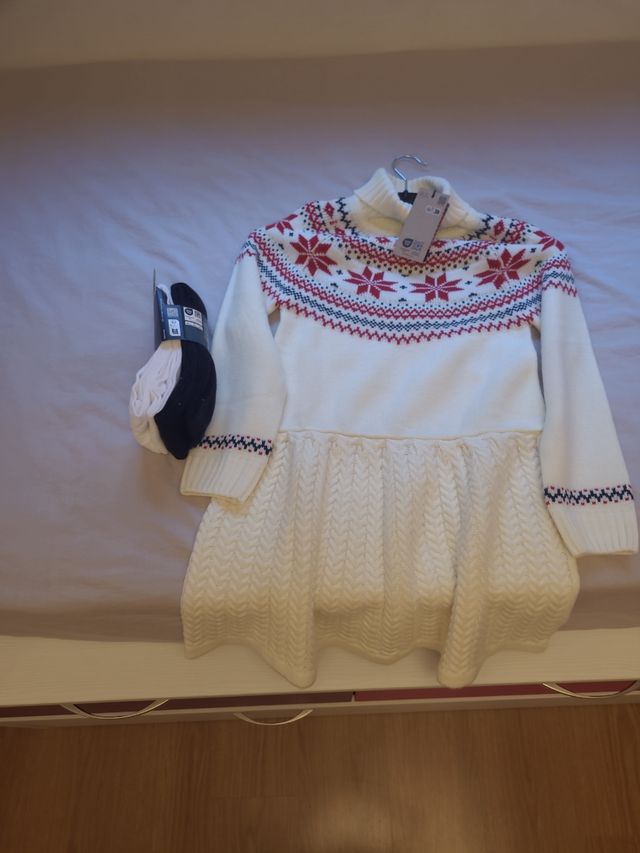 Vestido de punto con cuello alto y estampado.