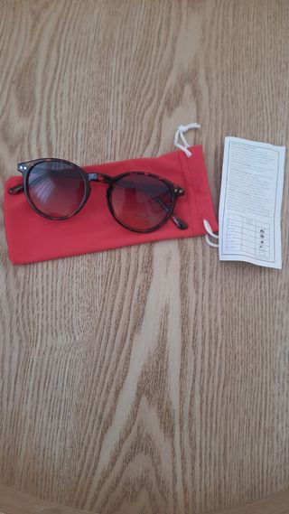 Gafas de sol marrones y rojas