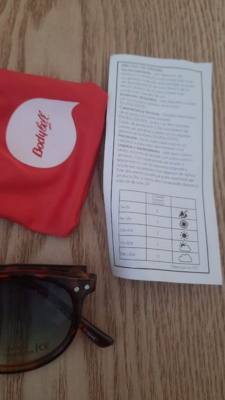 Gafas de sol marrones y rojas