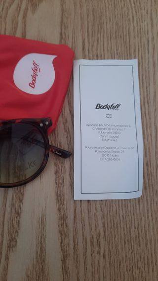 Gafas de sol marrones y rojas