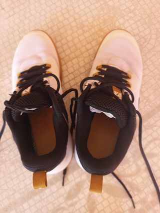 Zapatillas Balonmano Blancas y Negras