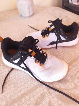 Zapatillas Balonmano Blancas y Negras