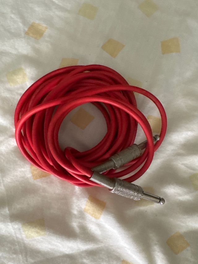 Cable de guitarra rojo