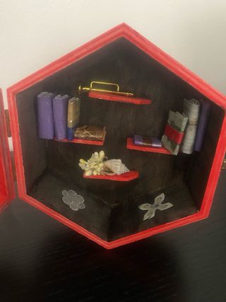 Libreria miniatura esagonale rossa