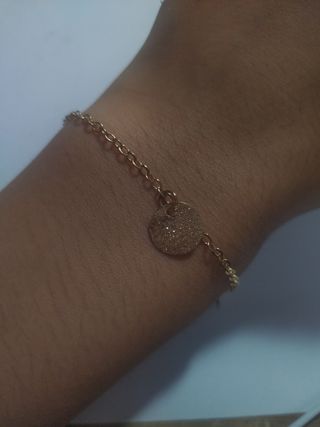 Pulseras doradas con perlas