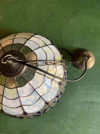 Lámpara de techo de cristal y metal, tipo Tiffany.