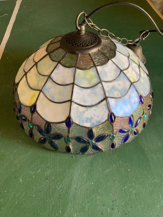 Lámpara de techo de cristal y metal, tipo Tiffany.