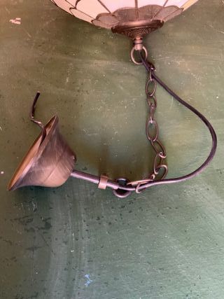 Lámpara de techo de cristal y metal, tipo Tiffany.