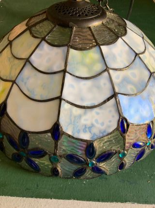 Lámpara de techo de cristal y metal, tipo Tiffany.