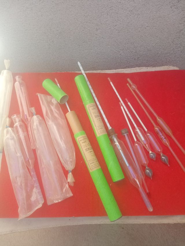 Densimetri e termometri antichi per vino