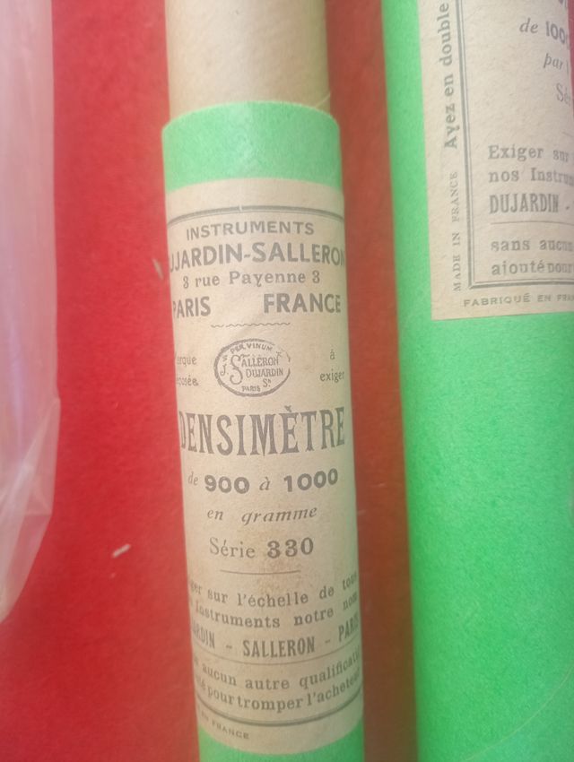 Densimetri e termometri antichi per vino