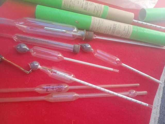 Densimetri e termometri antichi per vino