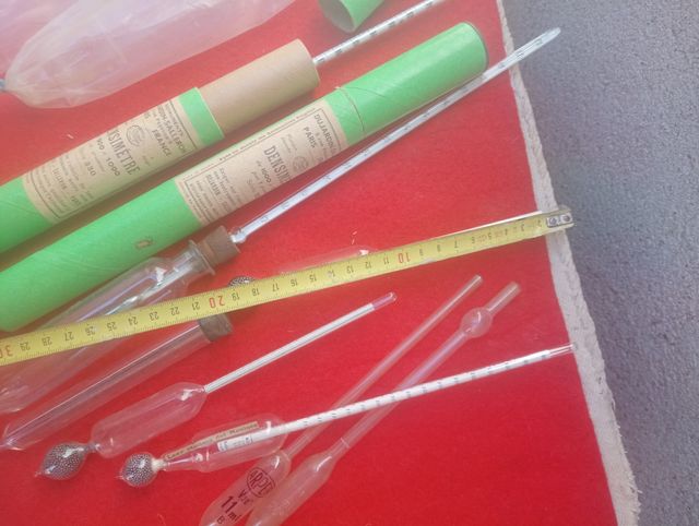 Densimetri e termometri antichi per vino