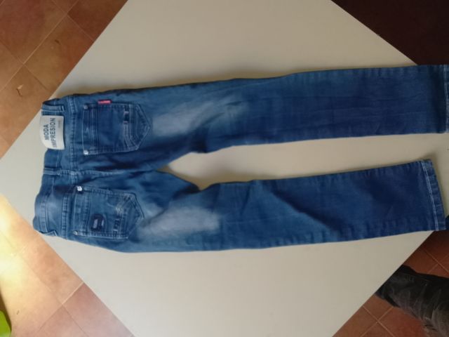 Pantalones vaqueros desgastados para niño