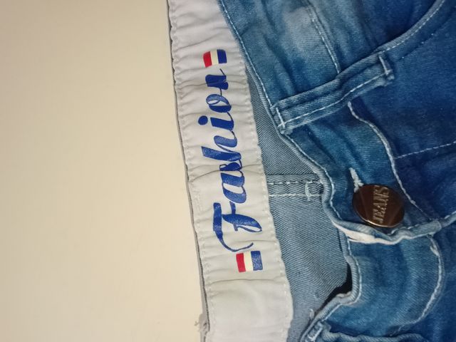 Pantalones vaqueros desgastados para niño