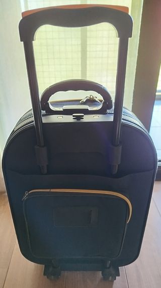 Maleta de viaje azul marino y dorada