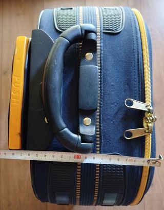Maleta de viaje azul marino y dorada