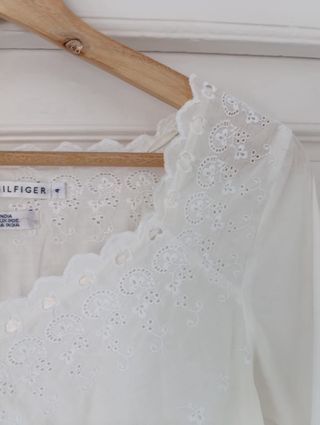 Blusa Tommy Hilfiger bordada blanca