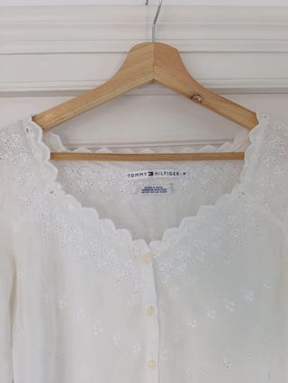 Blusa Tommy Hilfiger bordada blanca