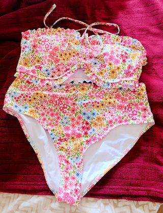 Bikini floral con volantes y vestido de playa 7€