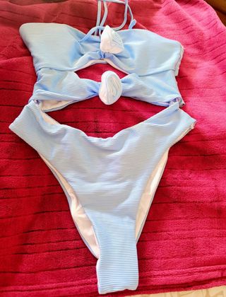 Bikini floral con volantes y vestido de playa 7€