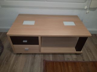 Mesa de centro madera y cristal con cajones.