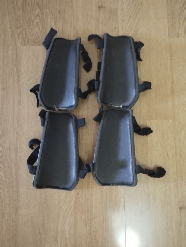 Espinilleras Negras Ajustables(precio para las dos