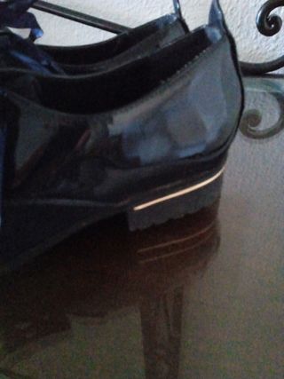 Zapatos charol azul con lazo