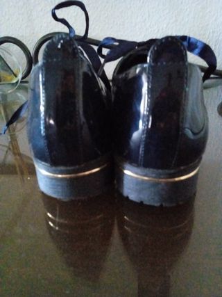 Zapatos charol azul con lazo