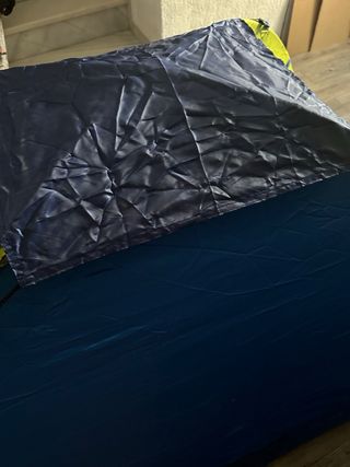 Tienda de campaña azul y amarilla