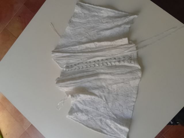 Corsé de encaje blanco