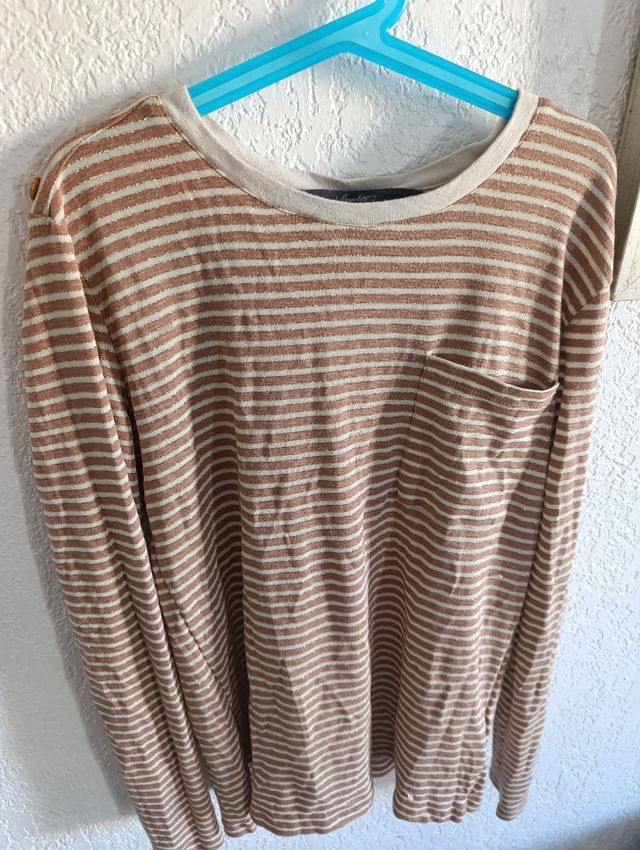 Camiseta de rayas beige y marrón