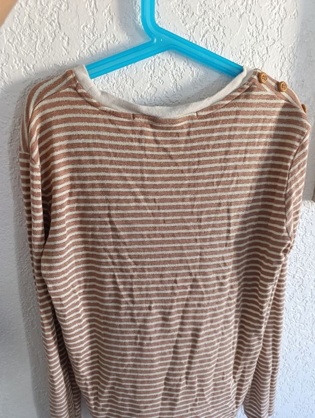 Camiseta de rayas beige y marrón