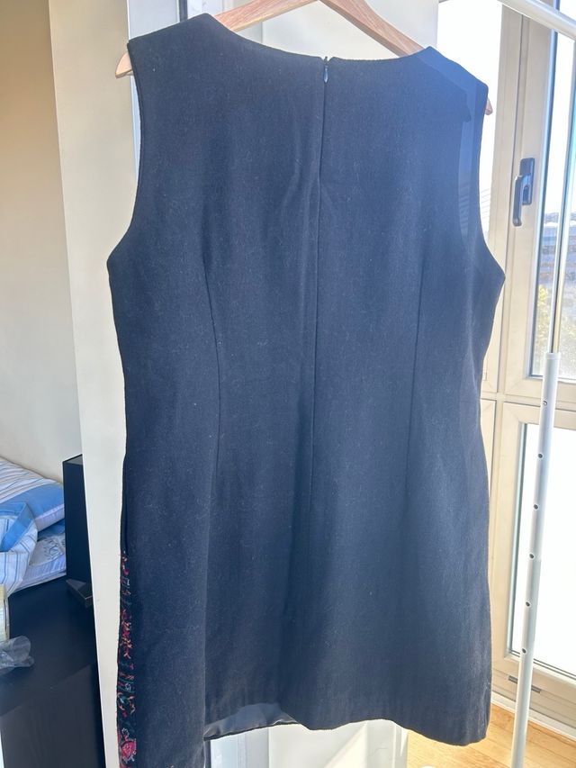 Vestido negro con bordado floral