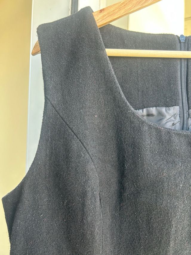 Vestido negro con bordado floral